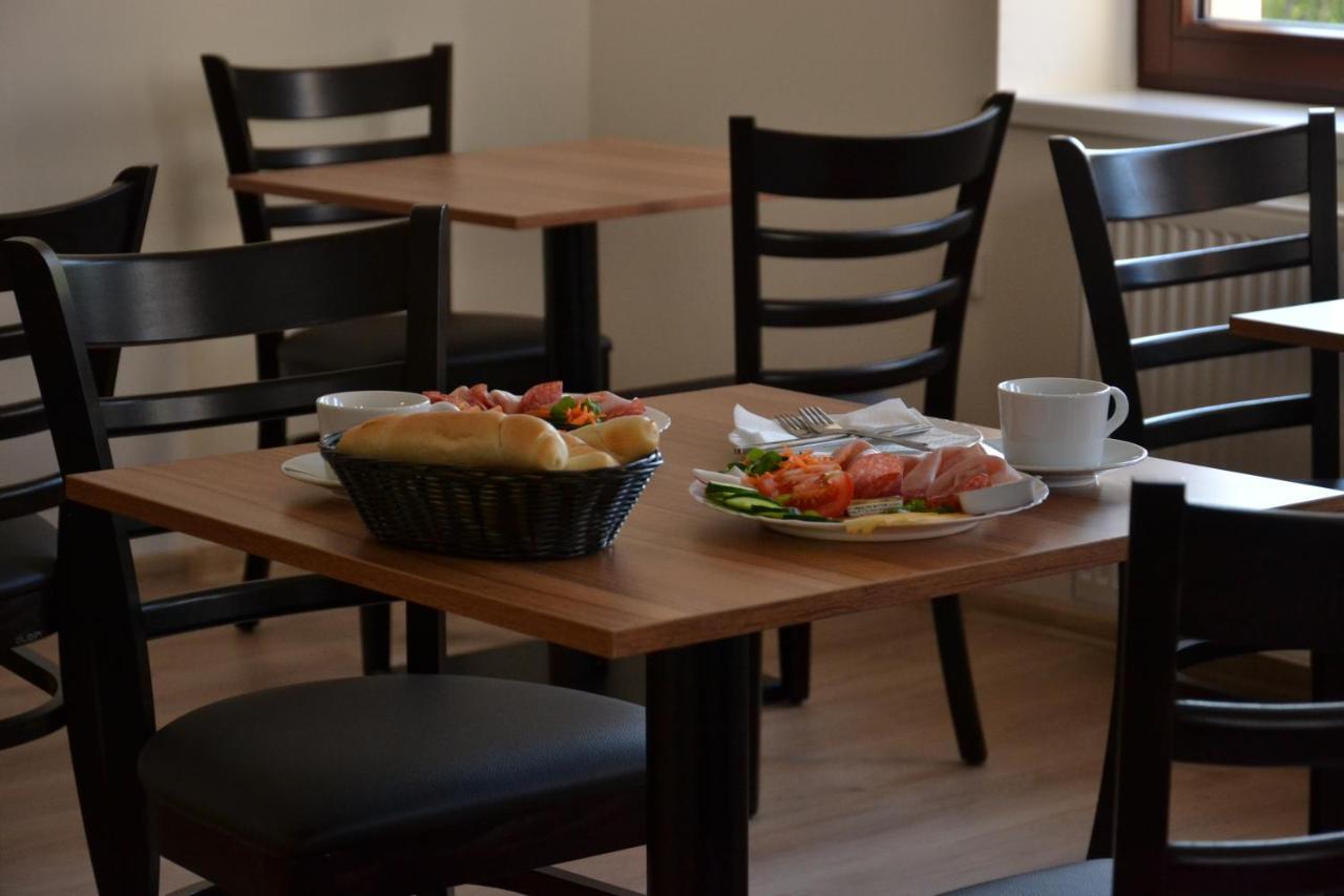 Hotel Decin Na Skrivance ภายนอก รูปภาพ
